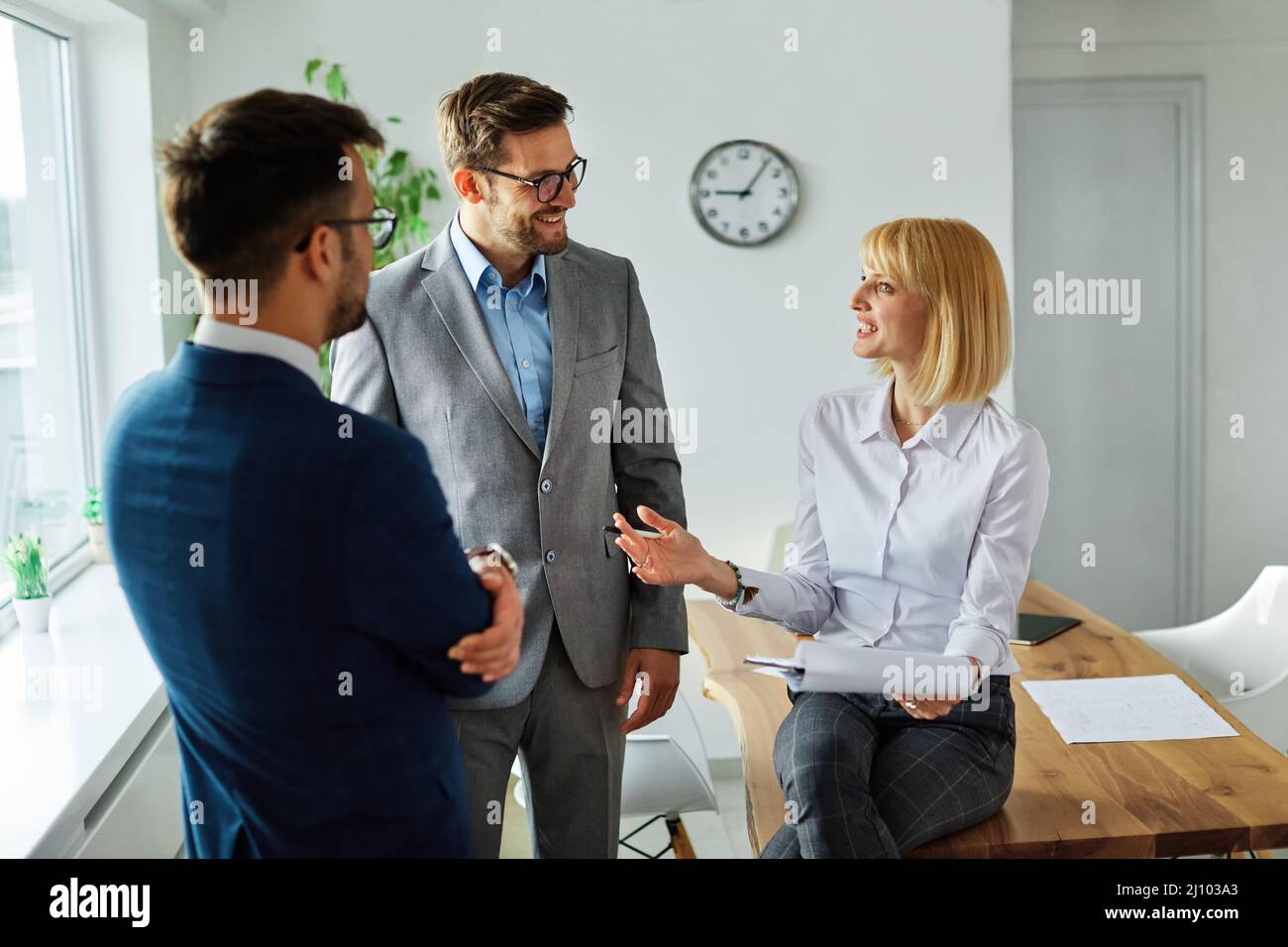 Junge Geschäftsleute treffen Büro Teamarbeit Gruppe Erfolg Corporate Diskussion Team Gruppe Schreibtisch Geschäftsfrau Dokument Datei Planung Stockfoto