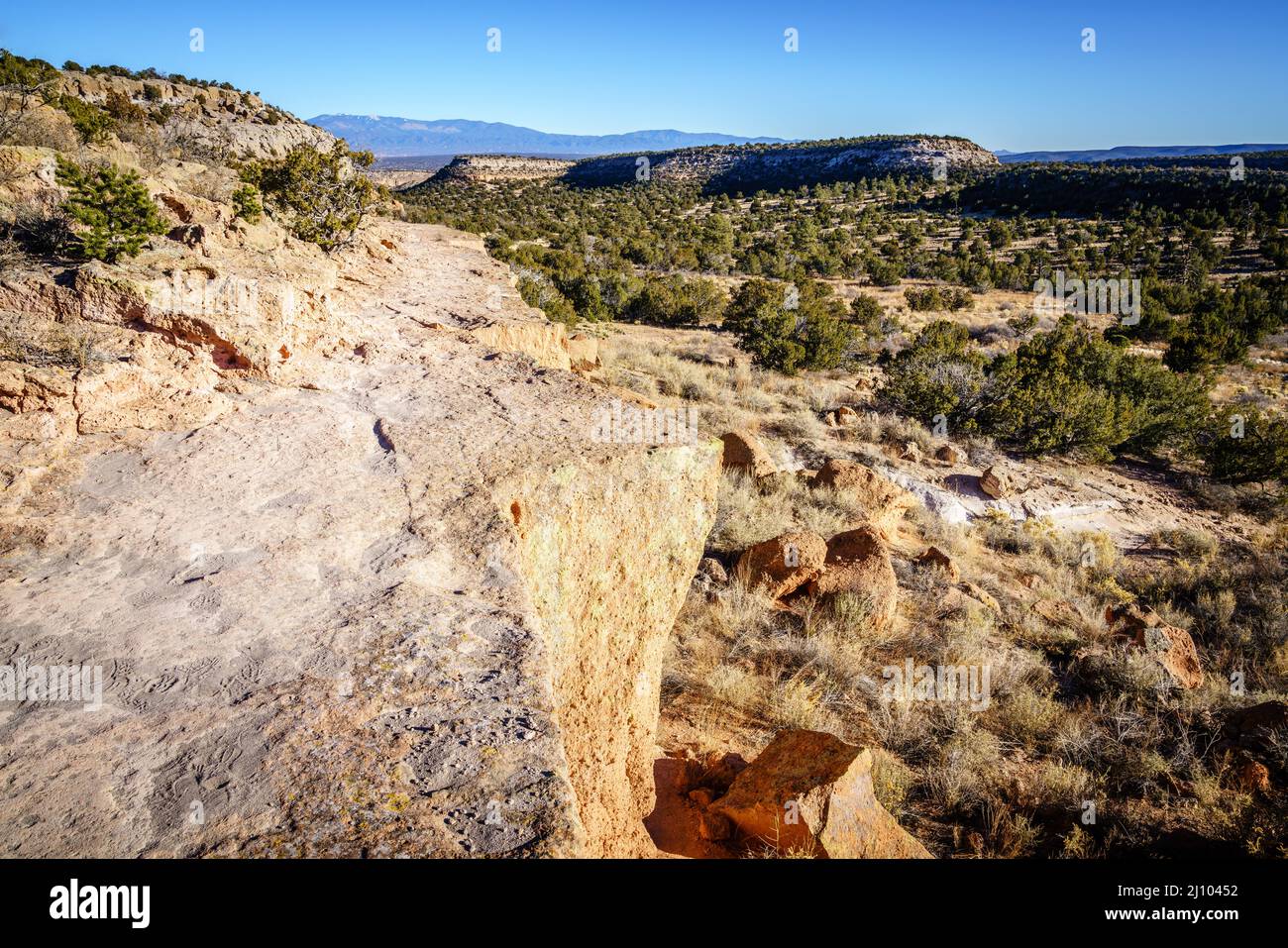 Wanderweg durch das Dorf Tsankawi im Bandeliers National Monument, New Mexico Stockfoto