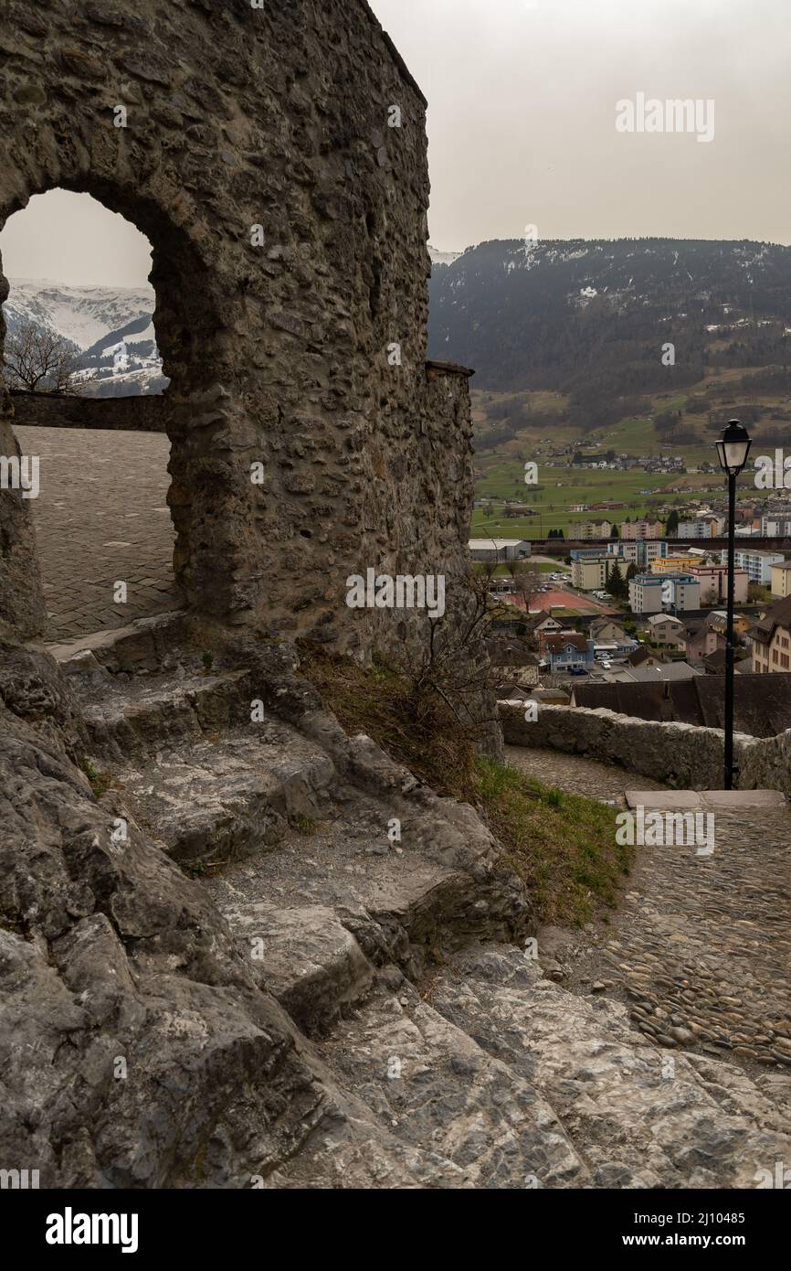 Sargans, Schweiz, 16. März 2022 Historisches und majestätisches altes Schloss auf einem Hügel Stockfoto