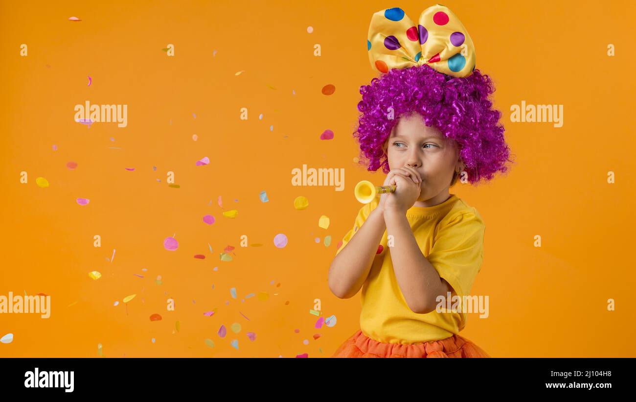 Mädchen mit Konfetti Clown Kostüm Stockfoto