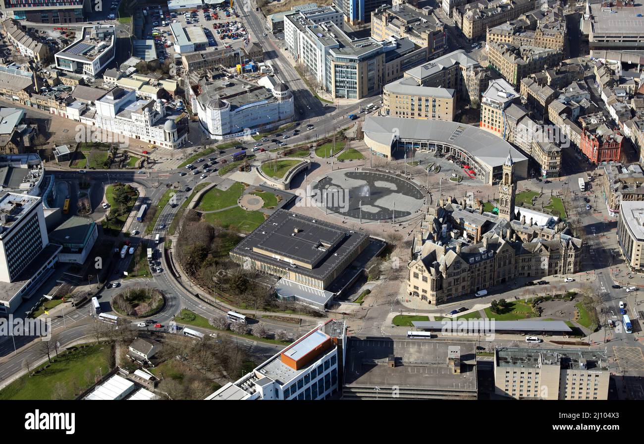 Luftaufnahme aus dem Osten des Stadtzentrums von Bradford, mit Rathaus, Centenary Square, City Park, Mirror Pool und verschiedenen städtischen Gebäuden prominent Stockfoto