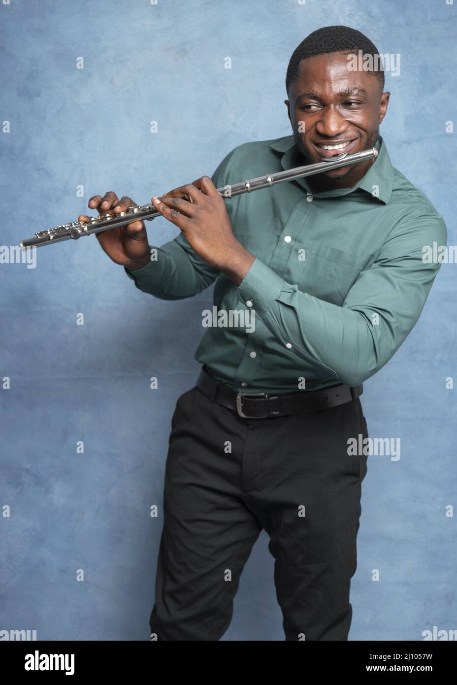 Junger afroamerikanischer Musiker, der den internationalen Jazztag feiert Stockfoto