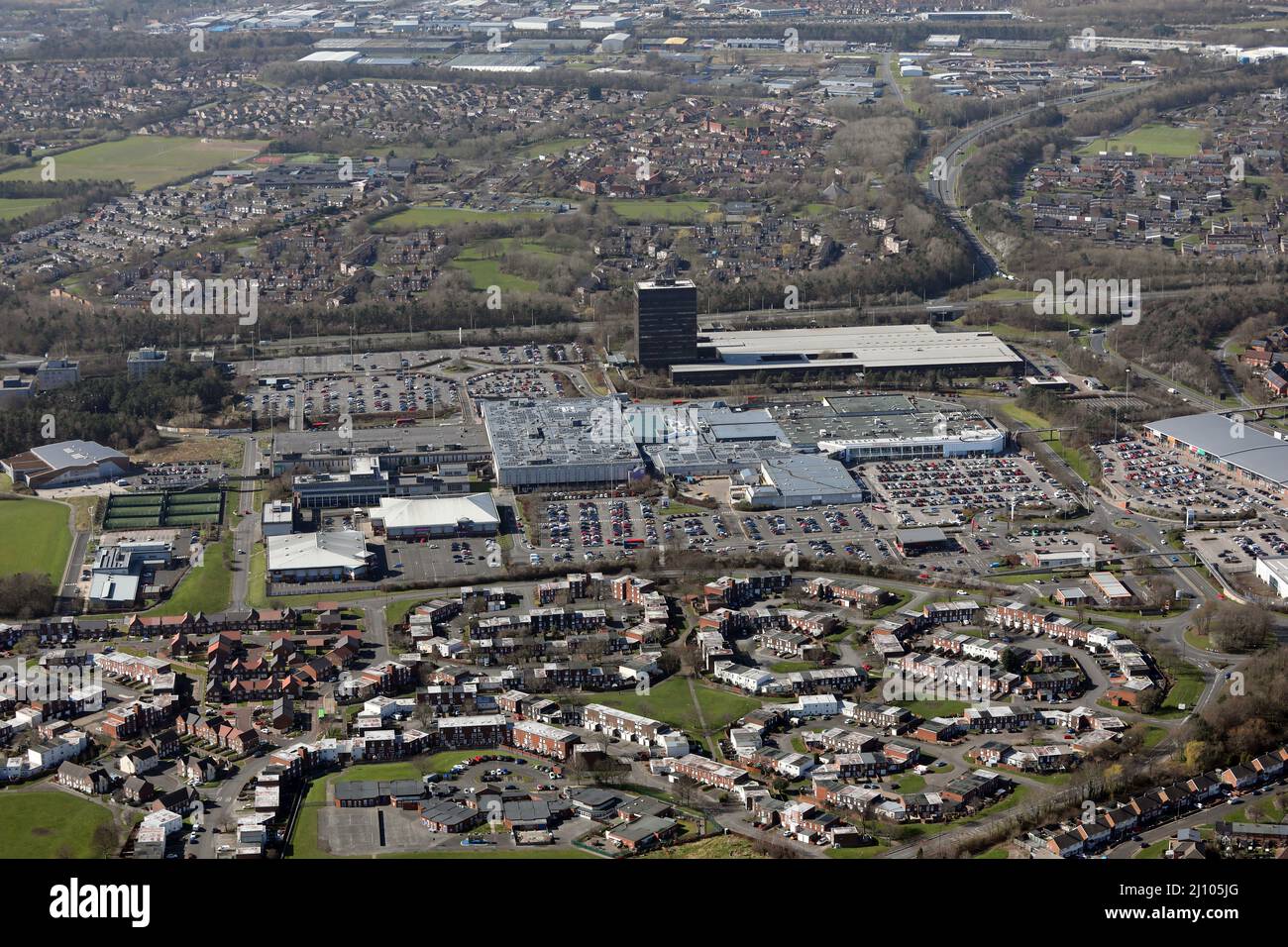 Luftaufnahme von Washington, County Durham, Großbritannien. Foto aus dem Osten mit dem Galleries Shopping Center & Retail Park, Asda und Sainsburys prominent. Stockfoto