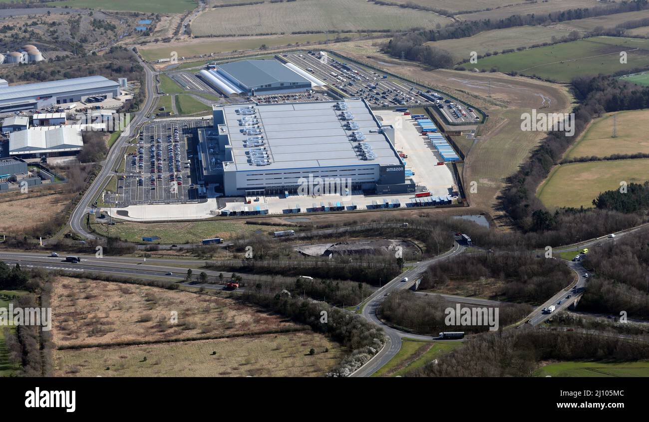 Luftaufnahme von zwei Amazon-Vertriebszentren NCL1 & DNE2 bei Stockfoto