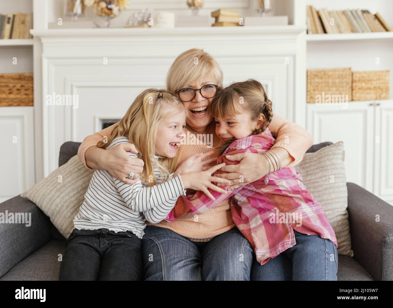 Mittlere Schüsse Großmutter Mädchen Stockfoto