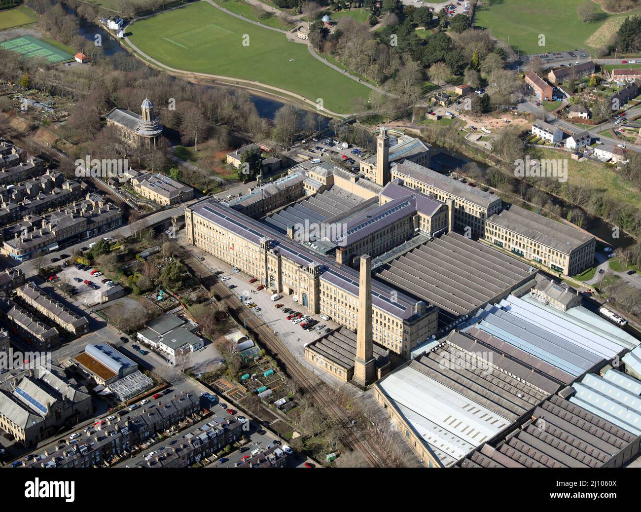 Luftaufnahme der berühmten Salt's Mill in Saltaire, Shipley, Bradford Stockfoto