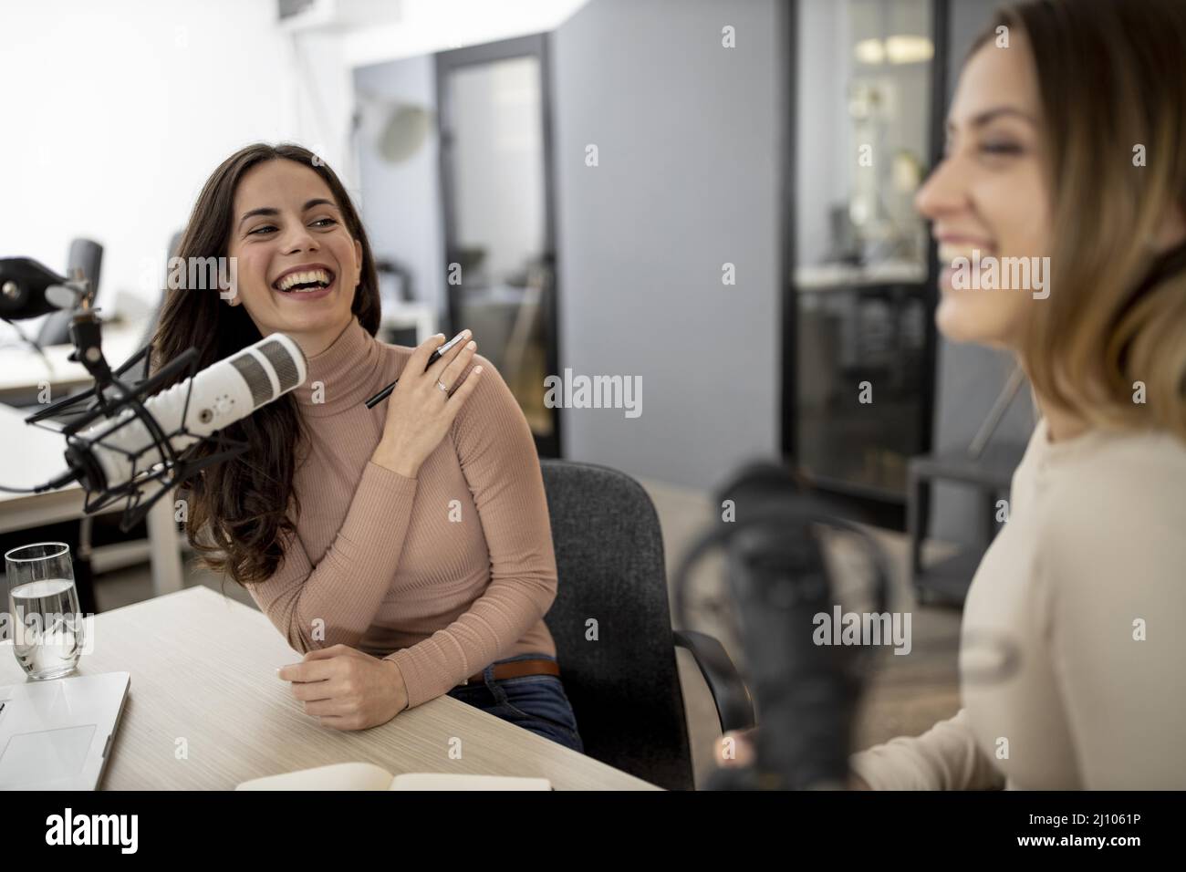 Zwei Frauen senden gemeinsam Radio Stockfoto