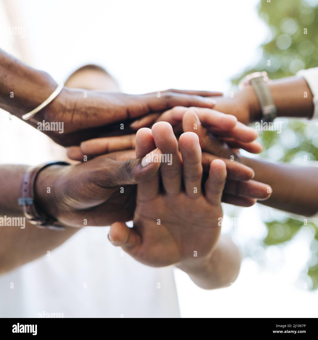 Interkultureller Handschlag im Freien Stockfoto