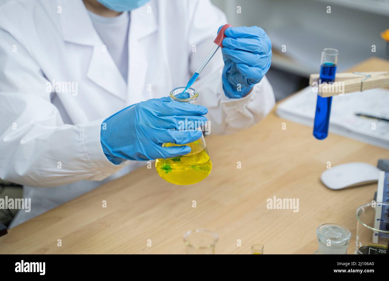 Der Arzt untersuchte von einer Blutprobe bis zu einem Forschungspakzine, um Krankheiten im Labor zu verhindern. Stockfoto