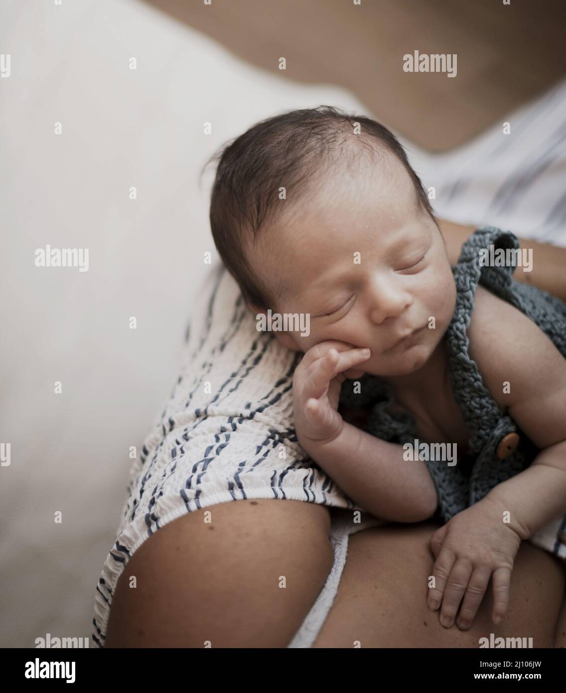 Liebenswert kleine Baby Mutter Hände Stockfoto