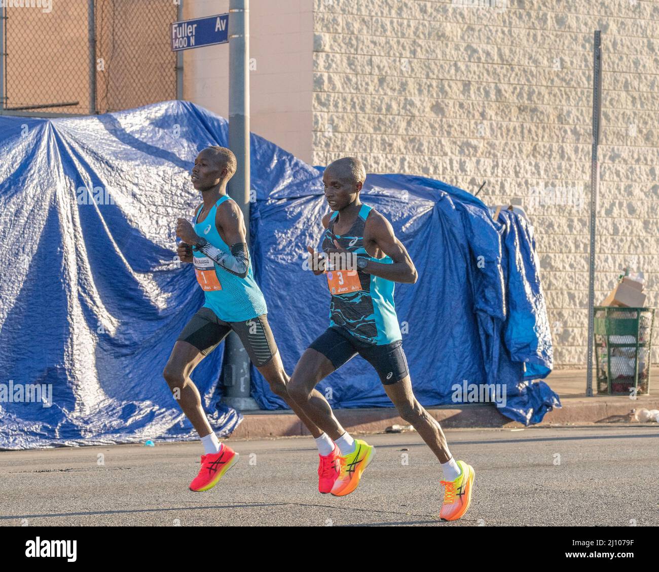 Los Angeles, CA, USA - 20. März 2022: Der kenianische Läufer John Korir (1) startet beim jährlichen Los Angeles Marathon 37. in Los Angeles, CA. Stockfoto