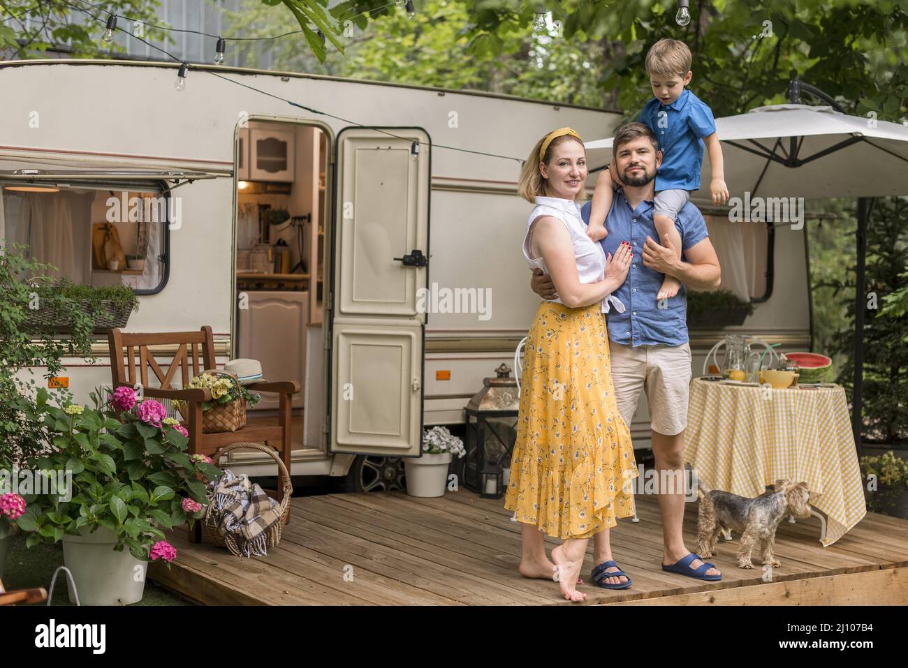 Long SHOT Familie posiert ihren Wohnwagen Stockfoto