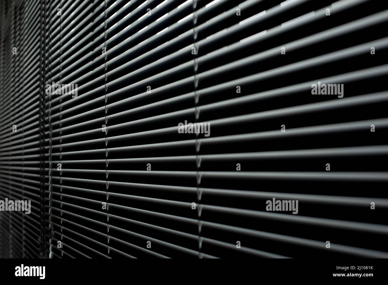 Jalousien am Fenster. Undichte Jalousien. Fenster am Nachmittag. Schutz vor Licht. Stockfoto