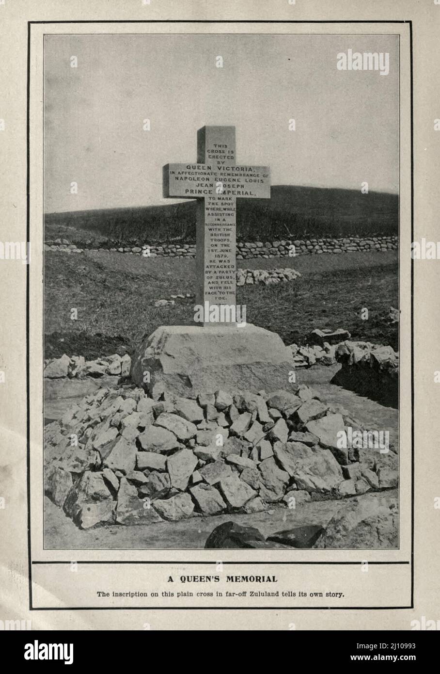 Der 22-jährige Prinz Imperial von Frankreich, Eugene Louis Jean Joseph Napoleon, Der in England an der Royal Military Academy studierte und sich den britischen Streitkräften anschloss, wurde im Anglo-Zulu-Krieg getötet, als er und eine britische Aufklärungspartei von etwa vierzig Zulus in der Nähe des Itelezi-Gebirges und des Ityotyozi-Flusses in Zululand angegriffen wurden. Das Pferd des Prinzen, das „Schicksal“, wurde angeschraubt und der Prinz, als er versuchte, sein fliehendes Pferd zu bestiegen, stolperte und fiel und wurde zu Tode gesporbt. An der Stelle, an der er getötet wurde, wurde ihm von Königin Victoria ein Denkmal errichtet, das heute ein historisches Denkmal darstellt. Schwarz A Stockfoto