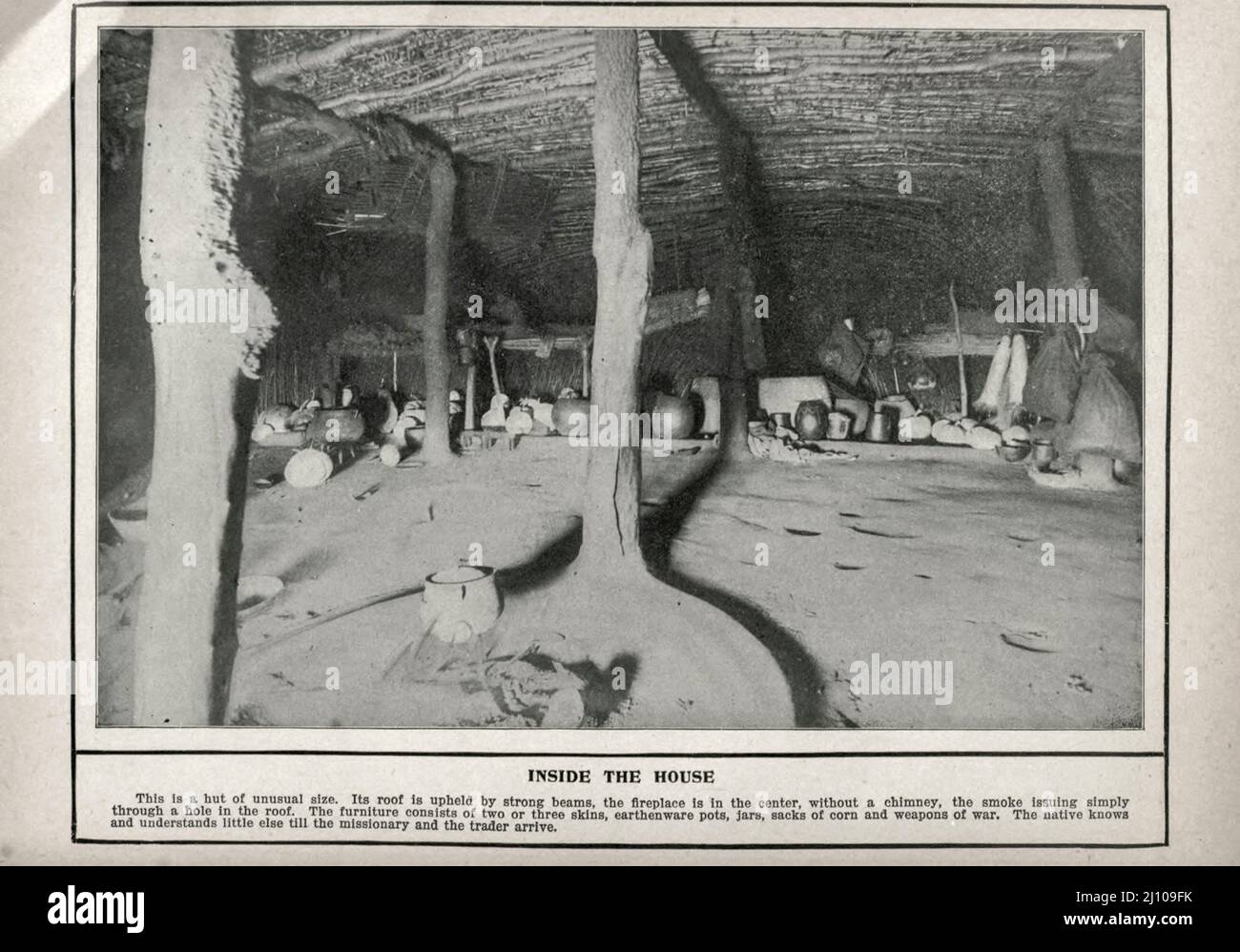 In einem Zulu Hut Schwarz-Weiß-Foto aus dem Buch "Südafrika; seine Geschichte, Helden und Kriege" von William Douglas Mackenzie und Alfred Stead, Publisher Chicago, Philadelphia : Monarch Book Company in 1890 Stockfoto