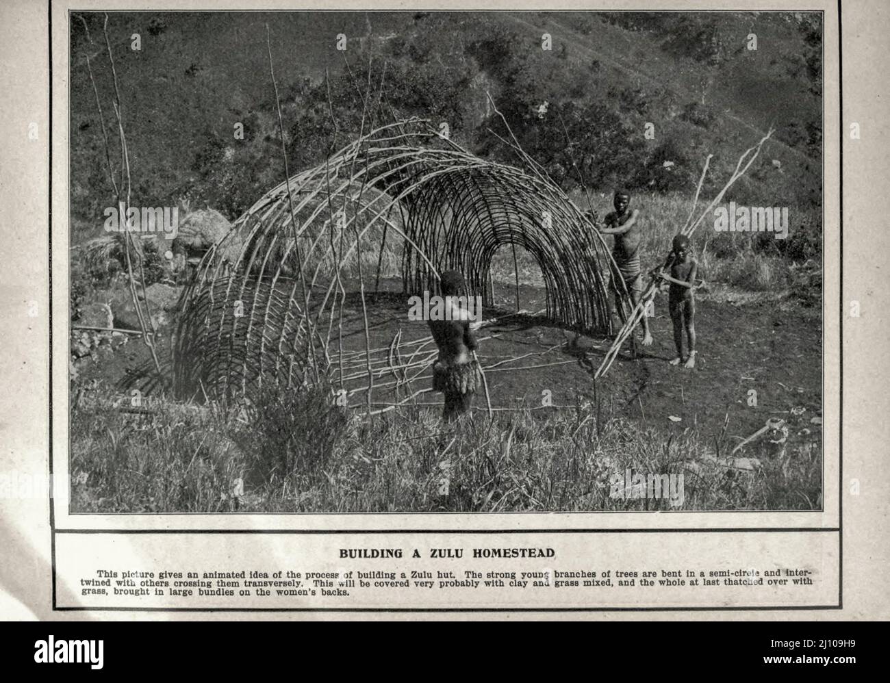 Aufbau eines Zulu Homestead Schwarz-Weiß-Fotos aus dem Buch "Südafrika; seine Geschichte, Helden und Kriege" von William Douglas Mackenzie und Alfred Stead, Publisher Chicago, Philadelphia : Monarch Book Company in 1890 Stockfoto