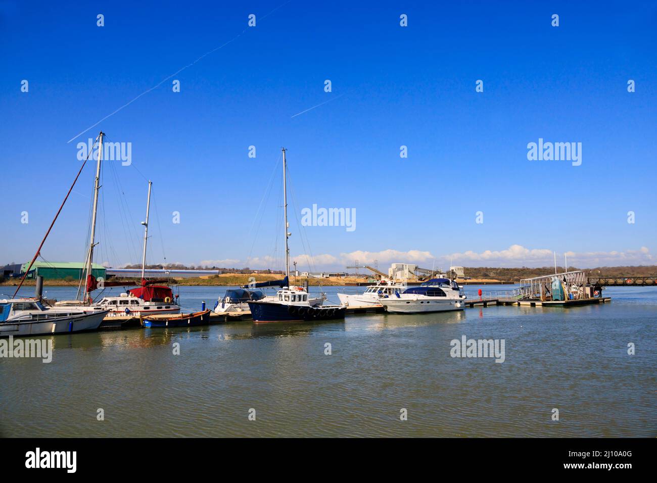 Sportboote, Boote, Yachten, die auf dem River Medway, Chatham, Kent, England, festgemacht sind Stockfoto