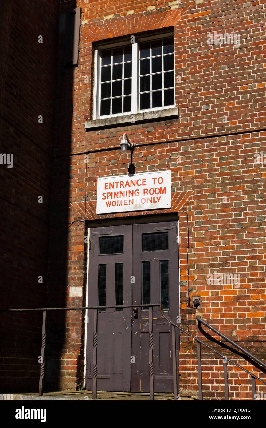 Weibliche Arbeiter Eingangstür zum roperigen Spinnraum. Seilherstellung im Chatham Historic Dockyard. Kent, England. Geschlechtertrennung. Nur für Frauen Stockfoto