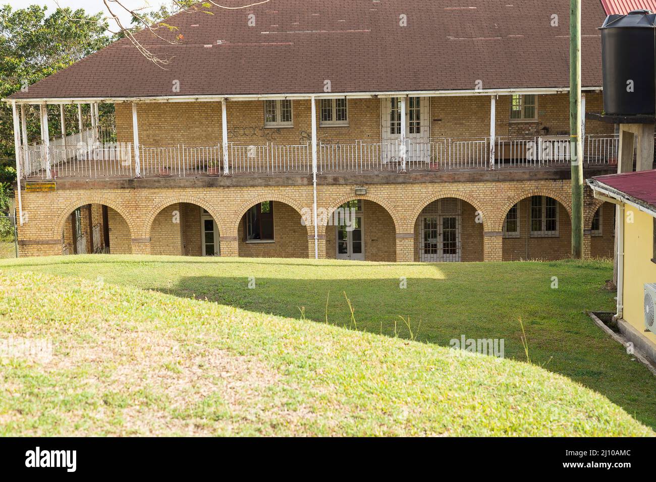 Ein Teil der britischen Kaserne von Morn Fortune in Castries, Saint Lucia, wurde als Bürogebäude für das Sir Arthur Lewis Community College umgenutzt Stockfoto