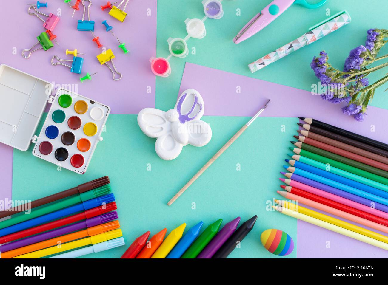 Kunst und Kunsthandwerk Bunte Flachlage mit Zugdrawal und Malwerkzeugen Stockfoto