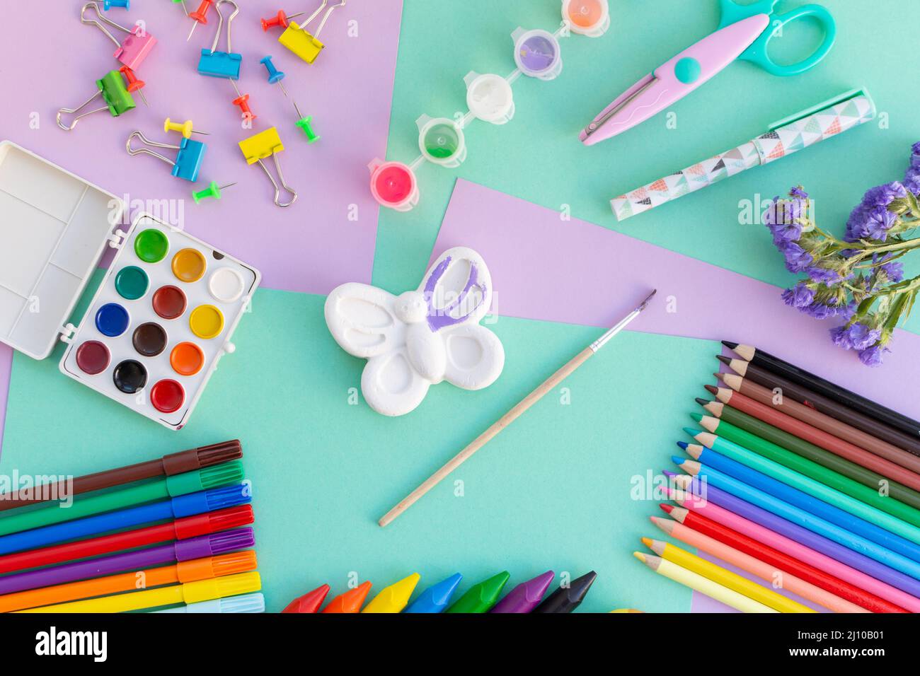Kunst und Kunsthandwerk Bunte Flachlage mit Zugdrawal und Malwerkzeugen Stockfoto