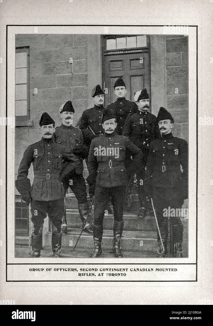 Gruppe von kanadischen Offizieren zweites Kontingent Canadian Mounted Gewehre ar Toronto Schwarz-Weiß-Foto aus dem Buch "Südafrika; seine Geschichte, Helden und Kriege" von William Douglas Mackenzie, und Alfred Stead, Publisher Chicago, Philadelphia : Monarch Book Company in 1890 Stockfoto