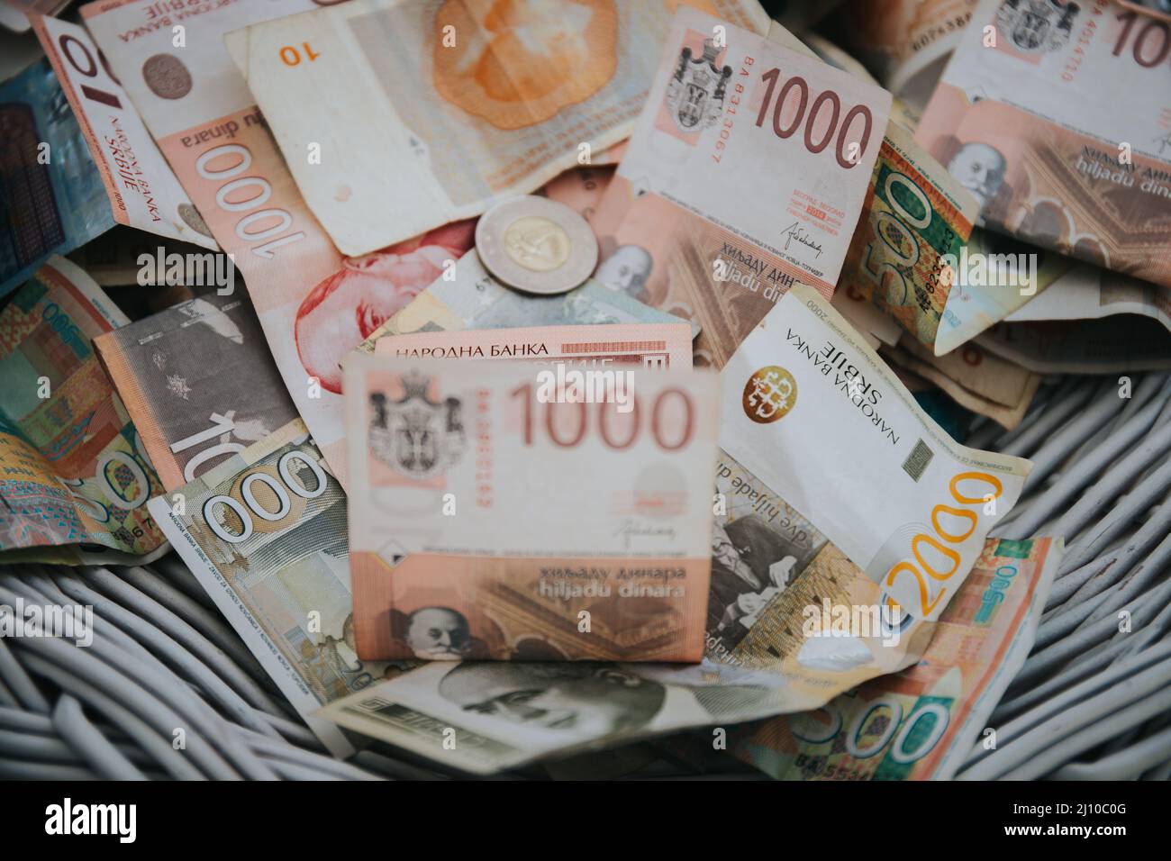 Nahaufnahme der 50, 1000 und 2000 serbischen Dinara-Banknoten und -Münzen Stockfoto