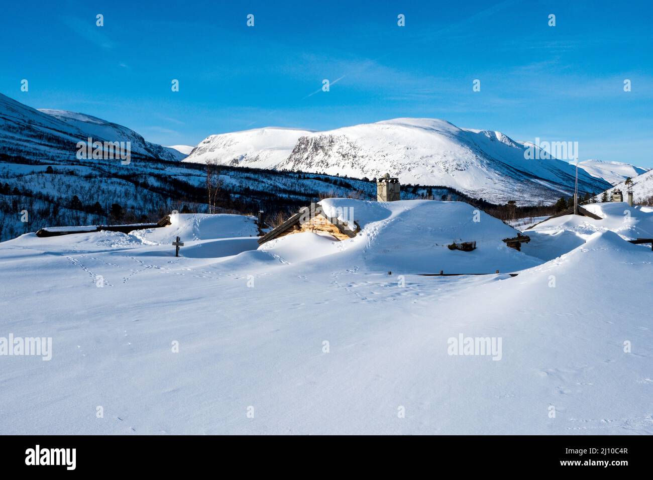 Schneebedeckte DNT Berghütte, Gammelsetra in den norwegischen Bergen Stockfoto