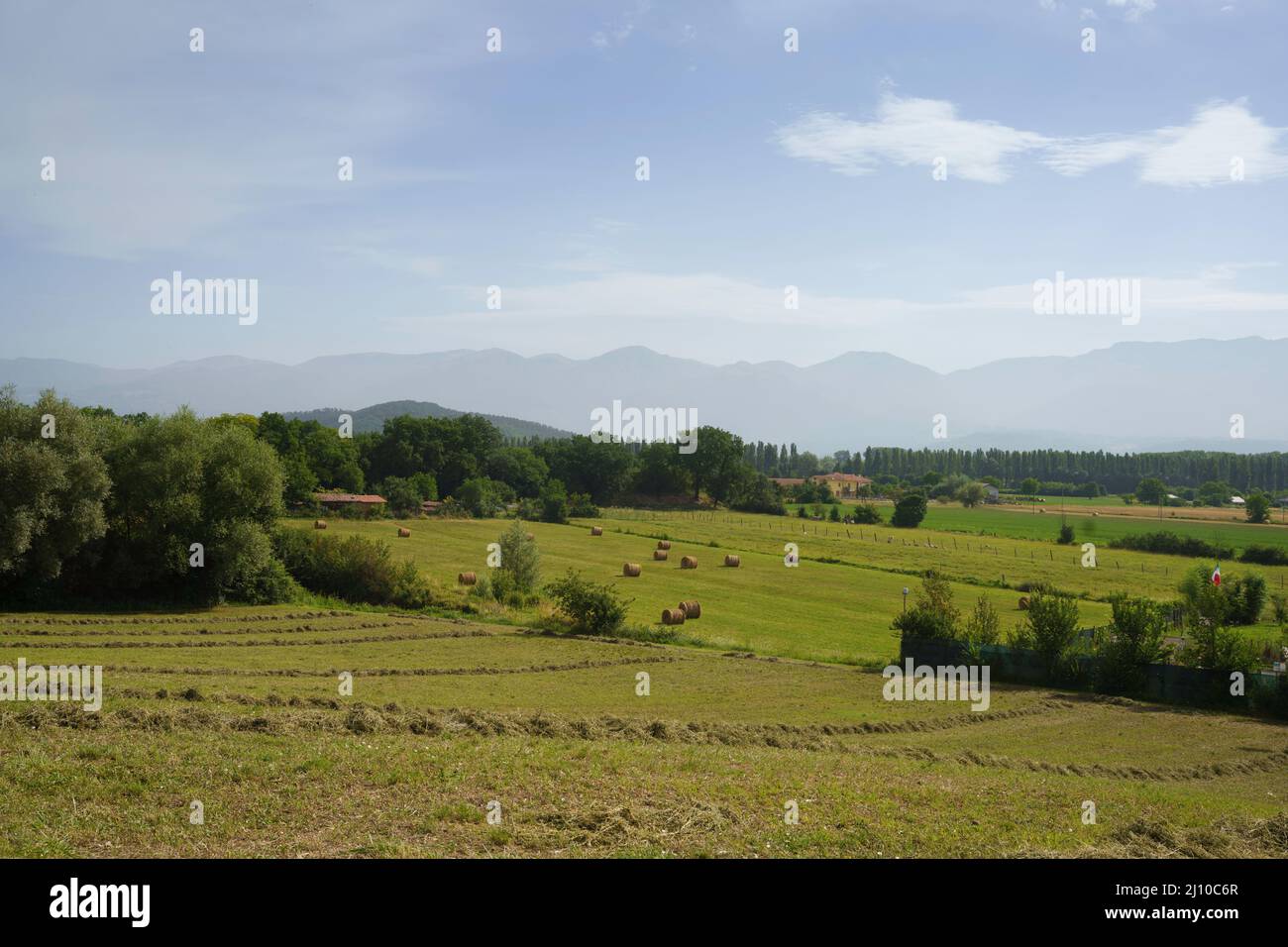 Landschaft entlang der Straße von Rieri nach Contigliano, Latium, Italien, in einem Sommermorgen Stockfoto