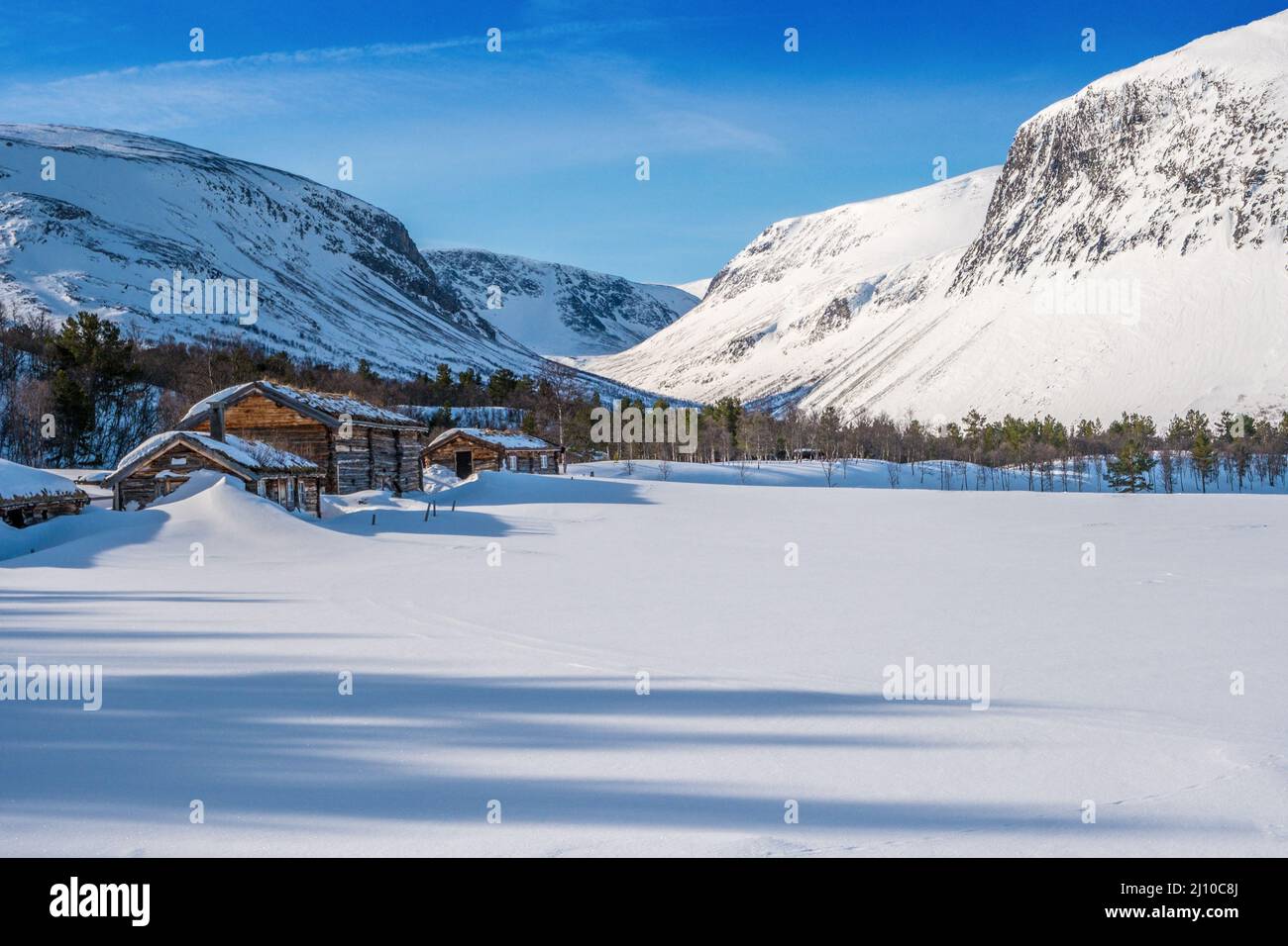 Schneebedeckte Berghütte / Bauernhaus in der Dovre Region der norwegischen Berge Stockfoto