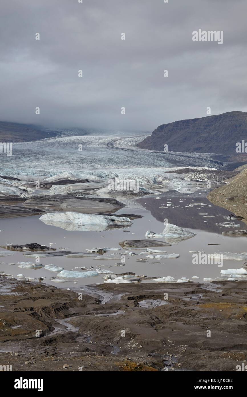 Blick auf den Hoffellsjokull-Gletscher, der von der Eiskappe des Vatnajokull in der Nähe von Hofn im Südosten Islands abfließt. Stockfoto