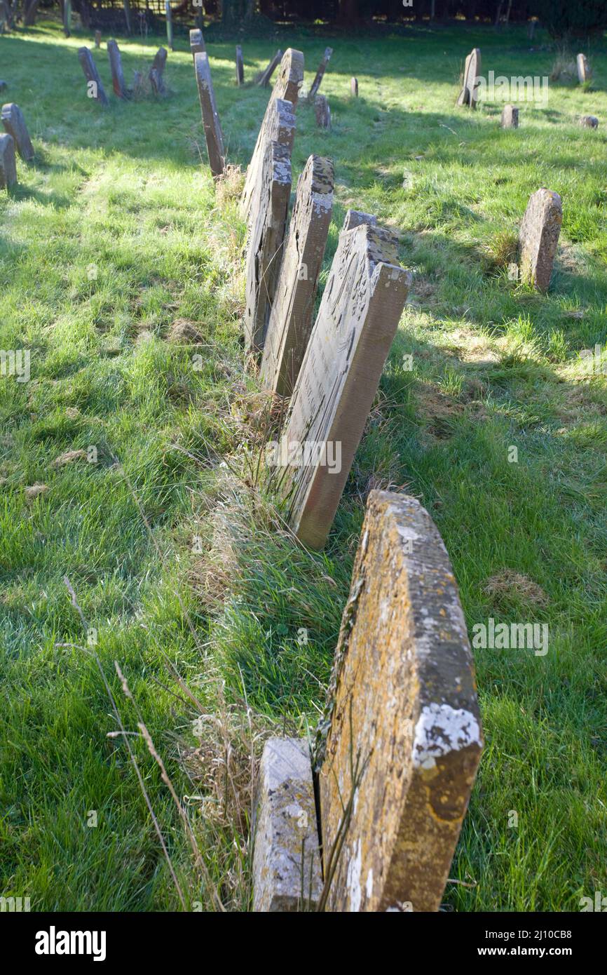 Grabsteine auf dem Friedhof. England Stockfoto