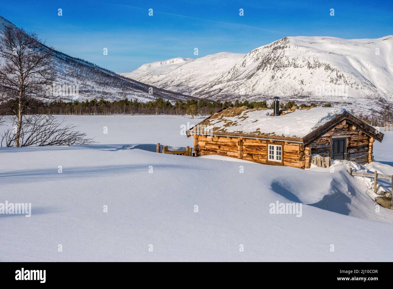 Schneebedeckte Berghütte / Bauernhaus in der Dovre Region der norwegischen Berge Stockfoto