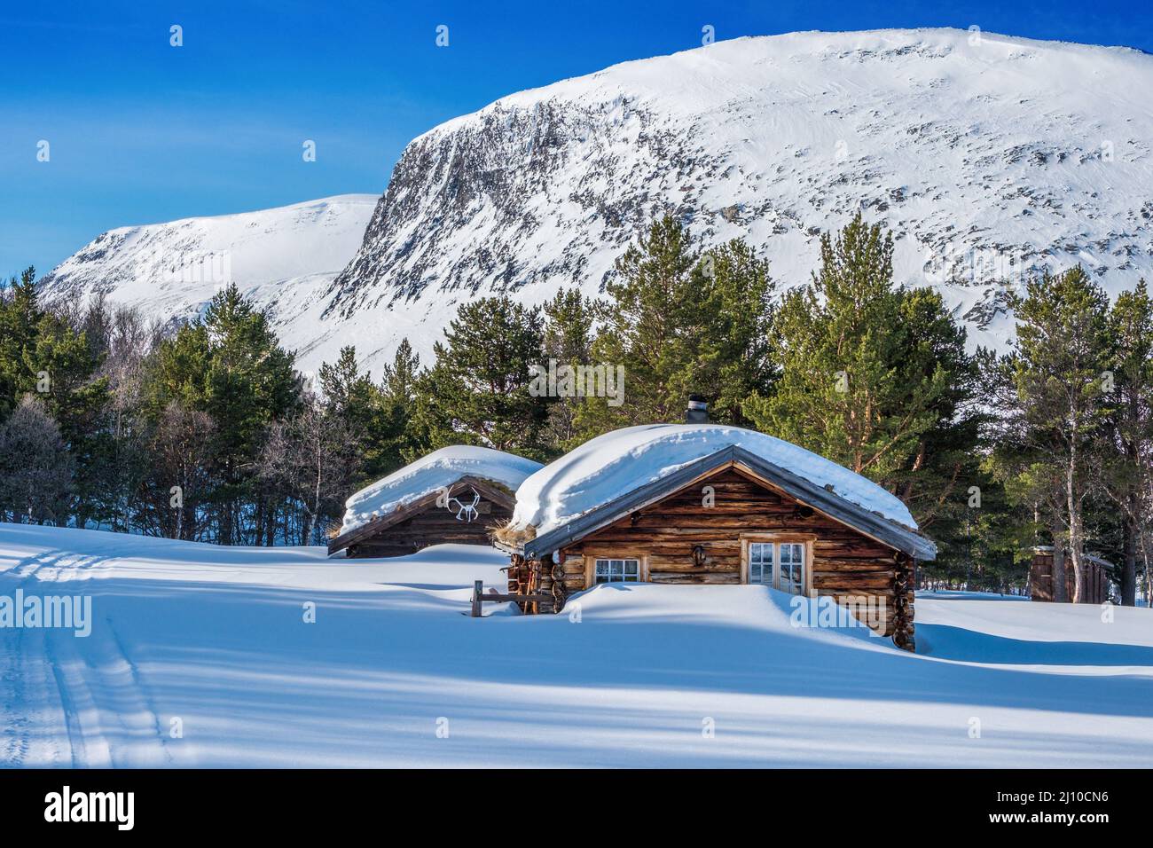 Schneebedeckte Berghütte / Bauernhaus in der Dovre Region der norwegischen Berge Stockfoto