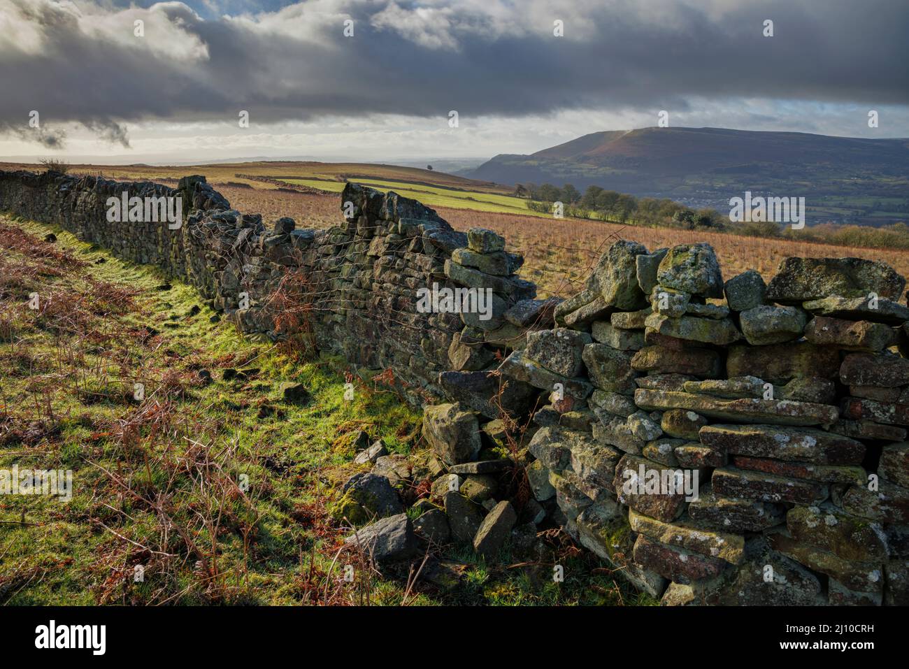 Bröckelnde Steinmauer in den South Wales Mountains. Stockfoto