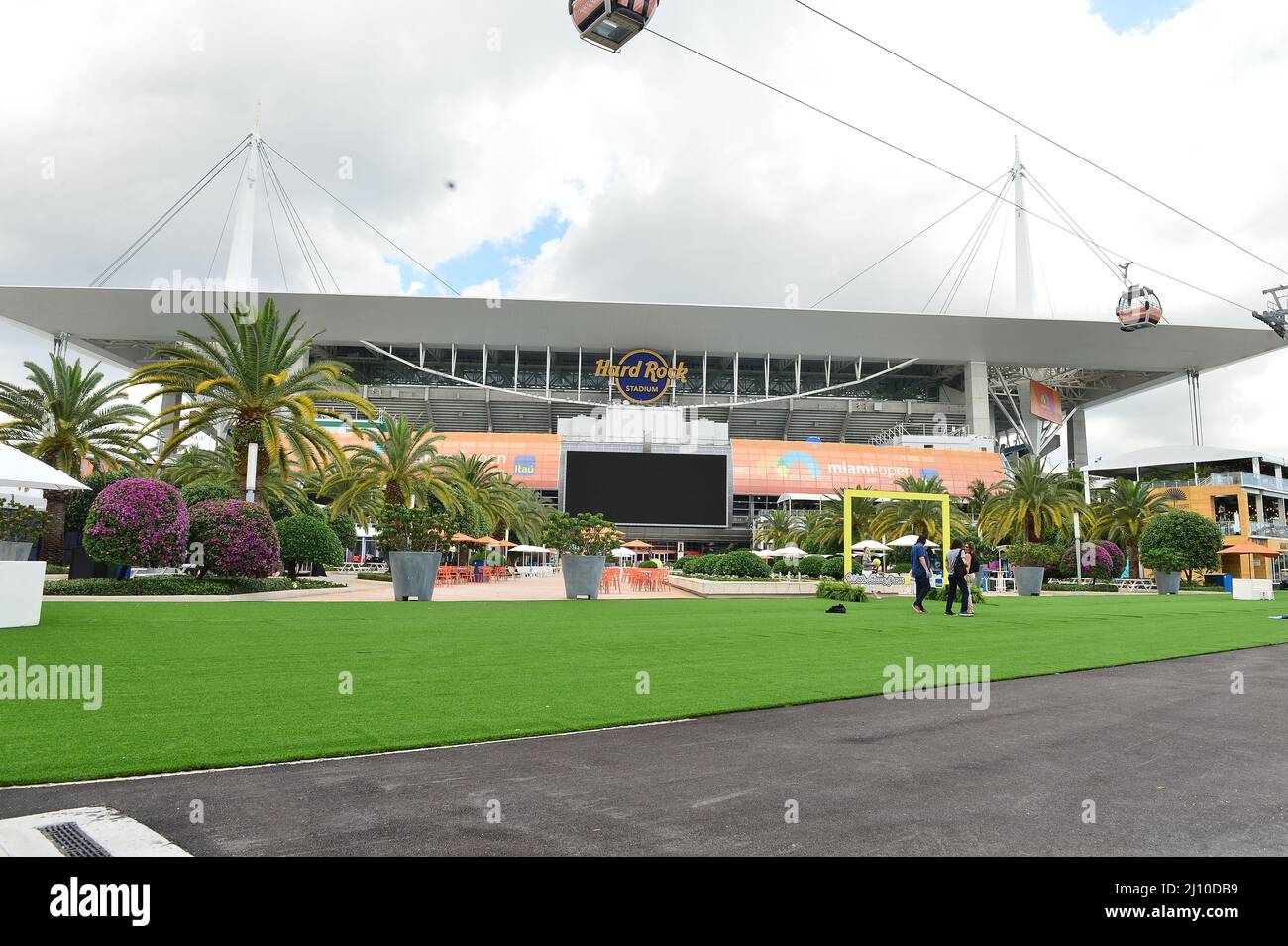 Miami Gardens, FL, USA. 20. März 2022. Ein Blick auf die Miami Open Site 2022 enthüllt Tennisplatz im Hard Rock Stadium, präsentiert von Itaú am 20. März 2022 in Miami Gardens, Florida. Bei den Miami Open 2022 werden die Elemente enthüllt, die Fans erwarten können, während das Turnier sich darauf vorbereitet, Fans aus der ganzen Welt willkommen zu heißen. Kredit: Mpi10/Media Punch/Alamy Live Nachrichten Stockfoto