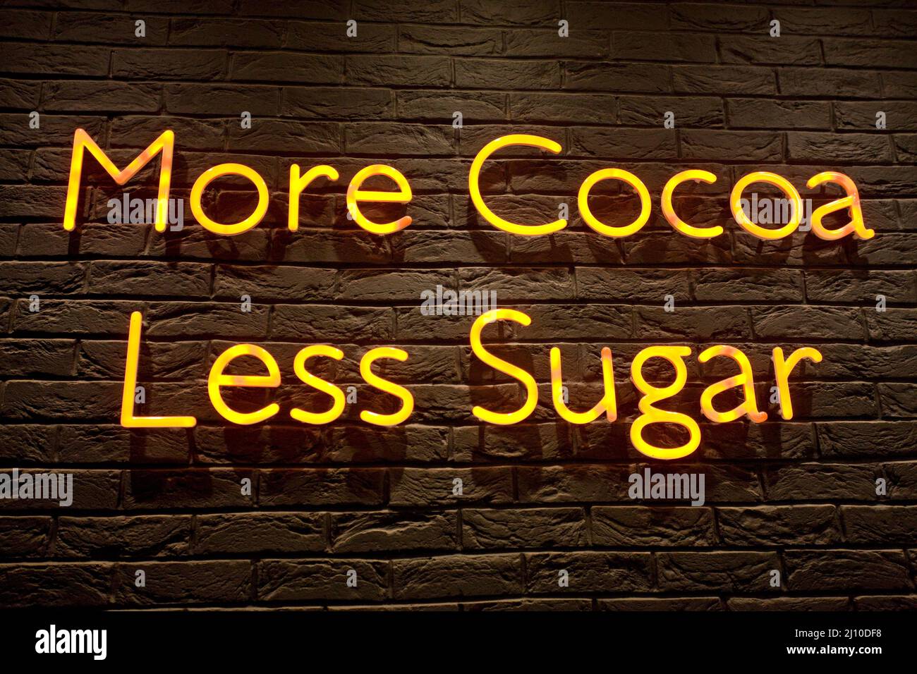Mehr Kakao weniger Zucker Neonschild Stockfoto