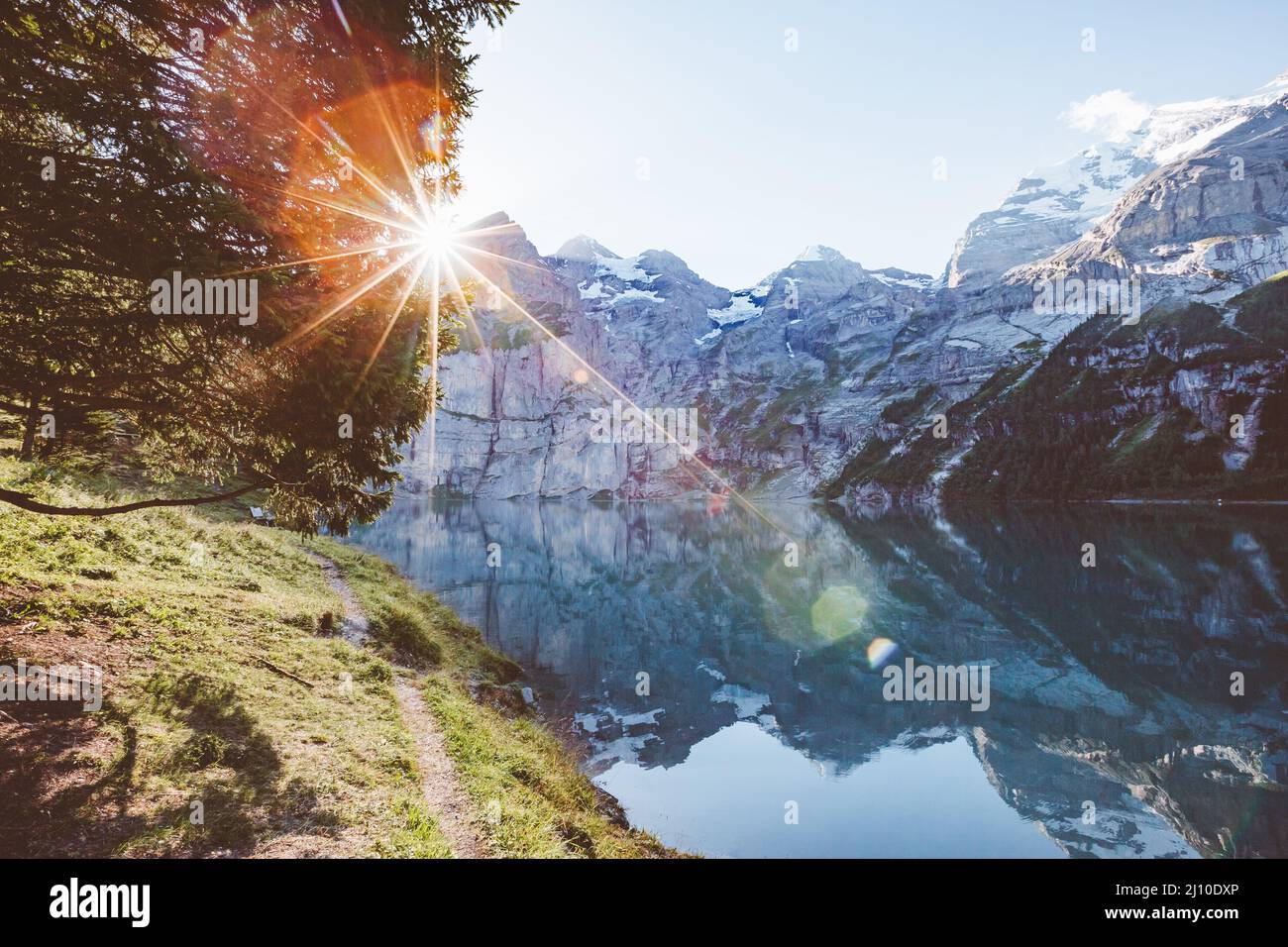 Gletschersee Oeschinensee. Beliebte Touristenattraktion. Malerische und wunderschöne Szene. Ort Schweizer alpen, Kandersteg, Berner Oberland, Europa. Vint Stockfoto