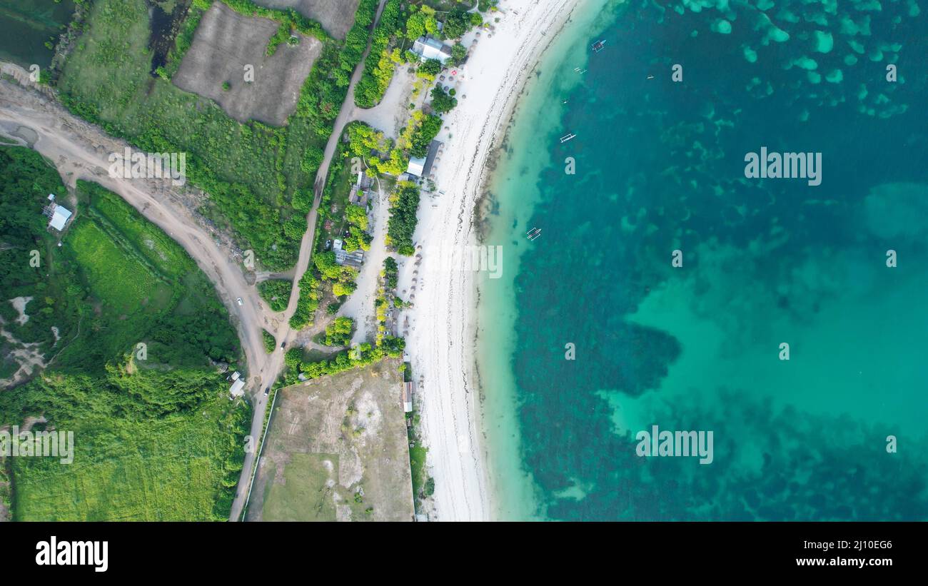 Luftaufnahme von Tanjung Aan, tropische Insel mit Sandstrand und türkisfarbenem Meer mit Wellen. Lombok. Indonesien, Mach 22, 2022 Stockfoto