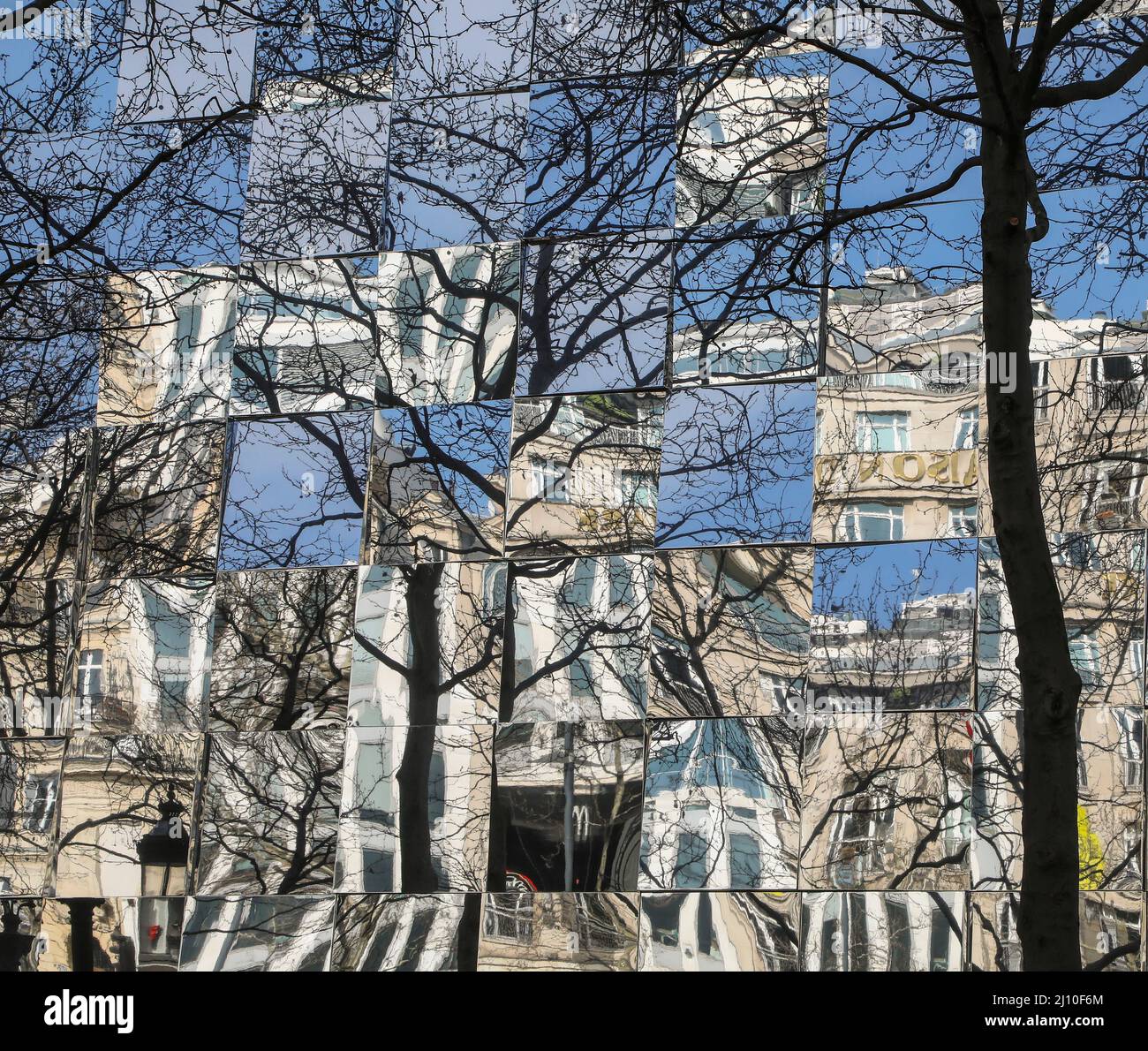 REFLEXIONEN ÜBER DIE CHAMPS ELYSEES Stockfoto