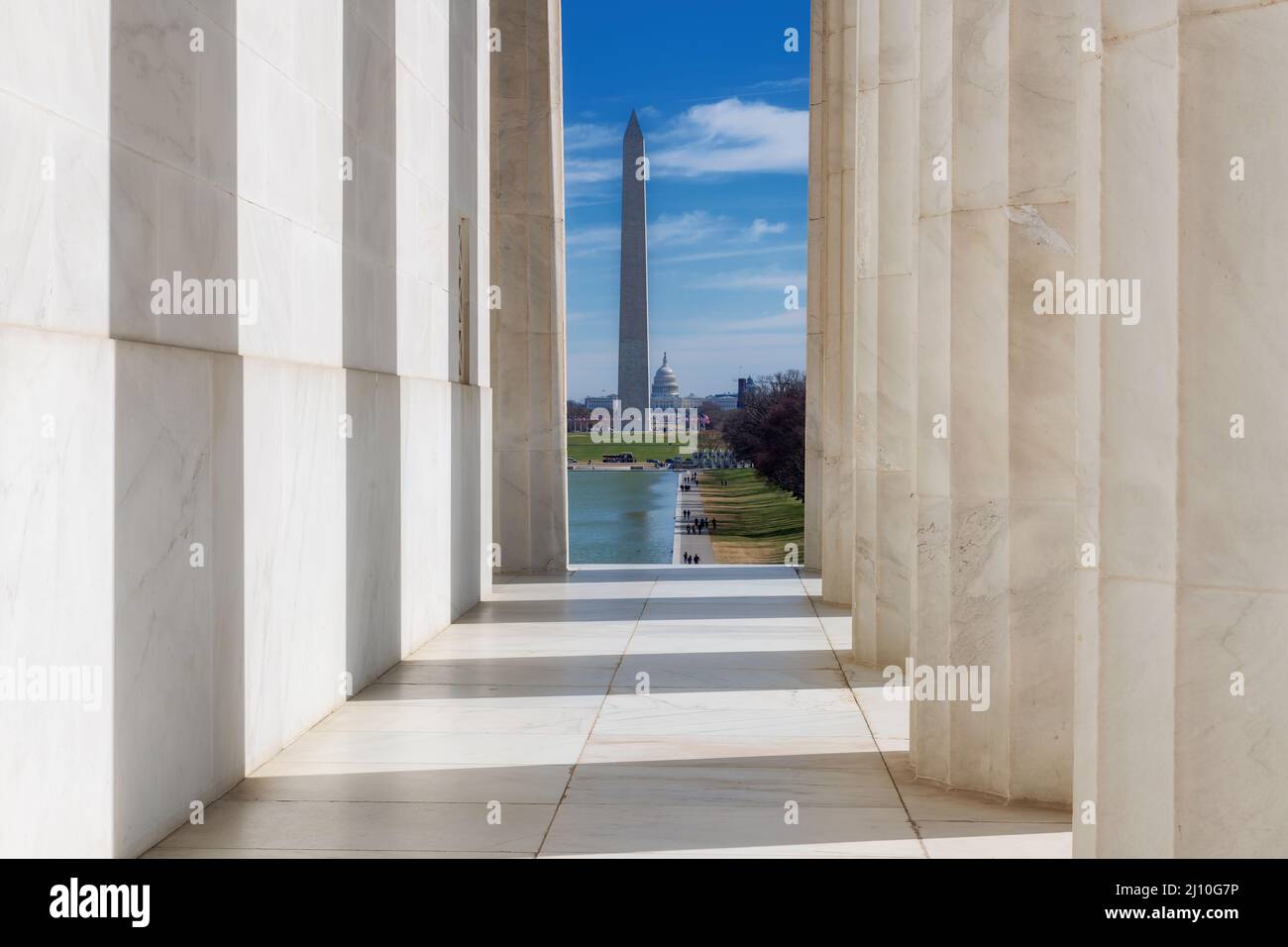 Washington Monument durch die Säulen des Lincoln Memorial, Washington, DC Stockfoto