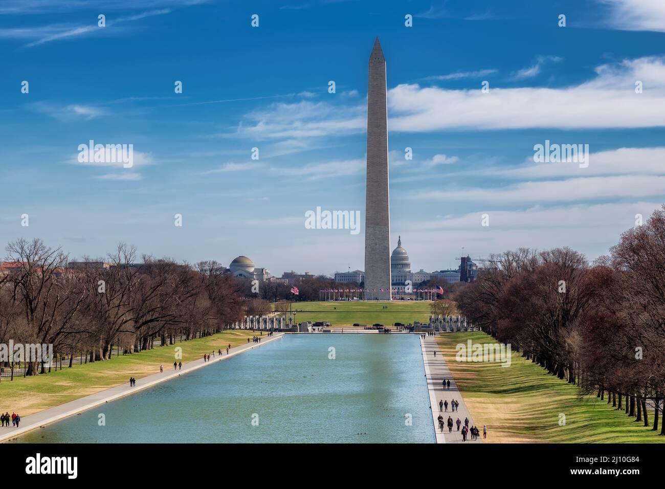 Washington Monument am sonnigen Frühlingstag vom neuen reflektierenden Pool des Lincoln Memorial, Washington DC, USA. Stockfoto