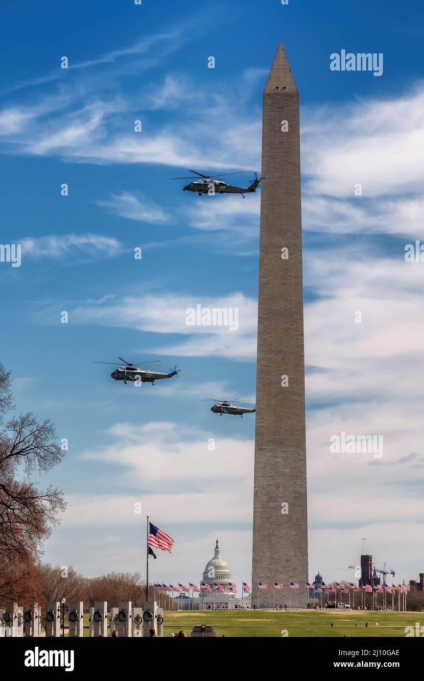 Hubschrauber im Flug am Washington Monument mit US-Präsident, Washington, DC, USA Stockfoto