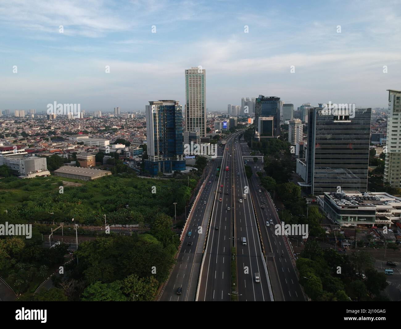 Luftaufnahme des Jakarta Indonesia Stadtgebäudes am Morgen. Stockfoto