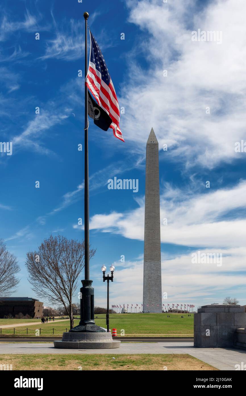 Washington Monument und amerikanische Flagge, Washington, DC Stockfoto