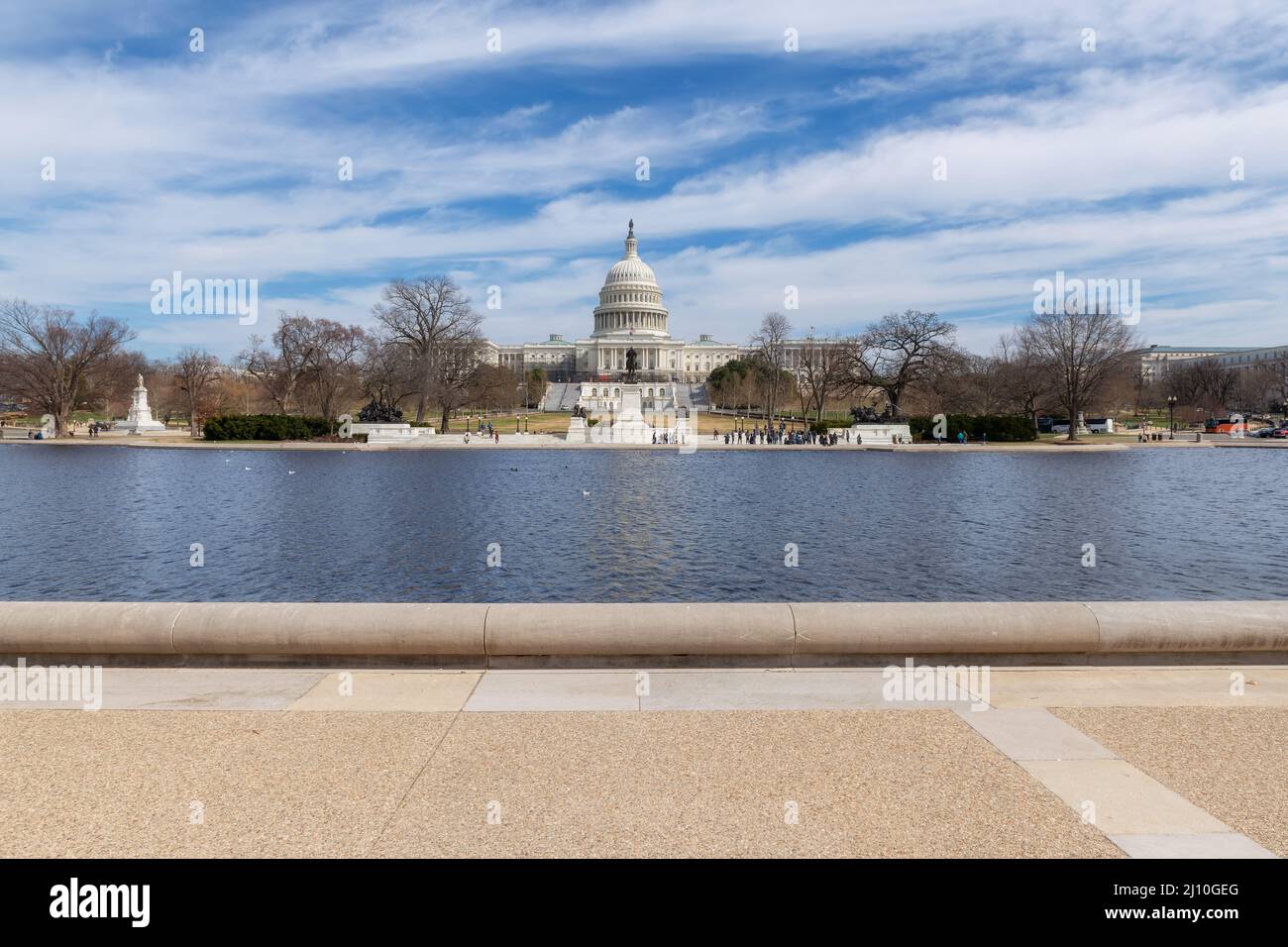 Das Kapitolgebäude der Vereinigten Staaten an einem sonnigen Tag in Washington DC. Stockfoto