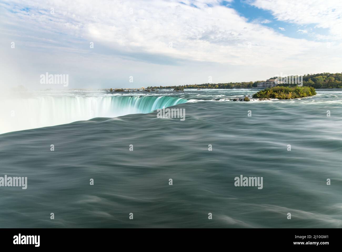 Fließendes Wasser in Niagara fällt an einem teilweise bewölkten Herbsttag. Kraft in der Natur. Stockfoto