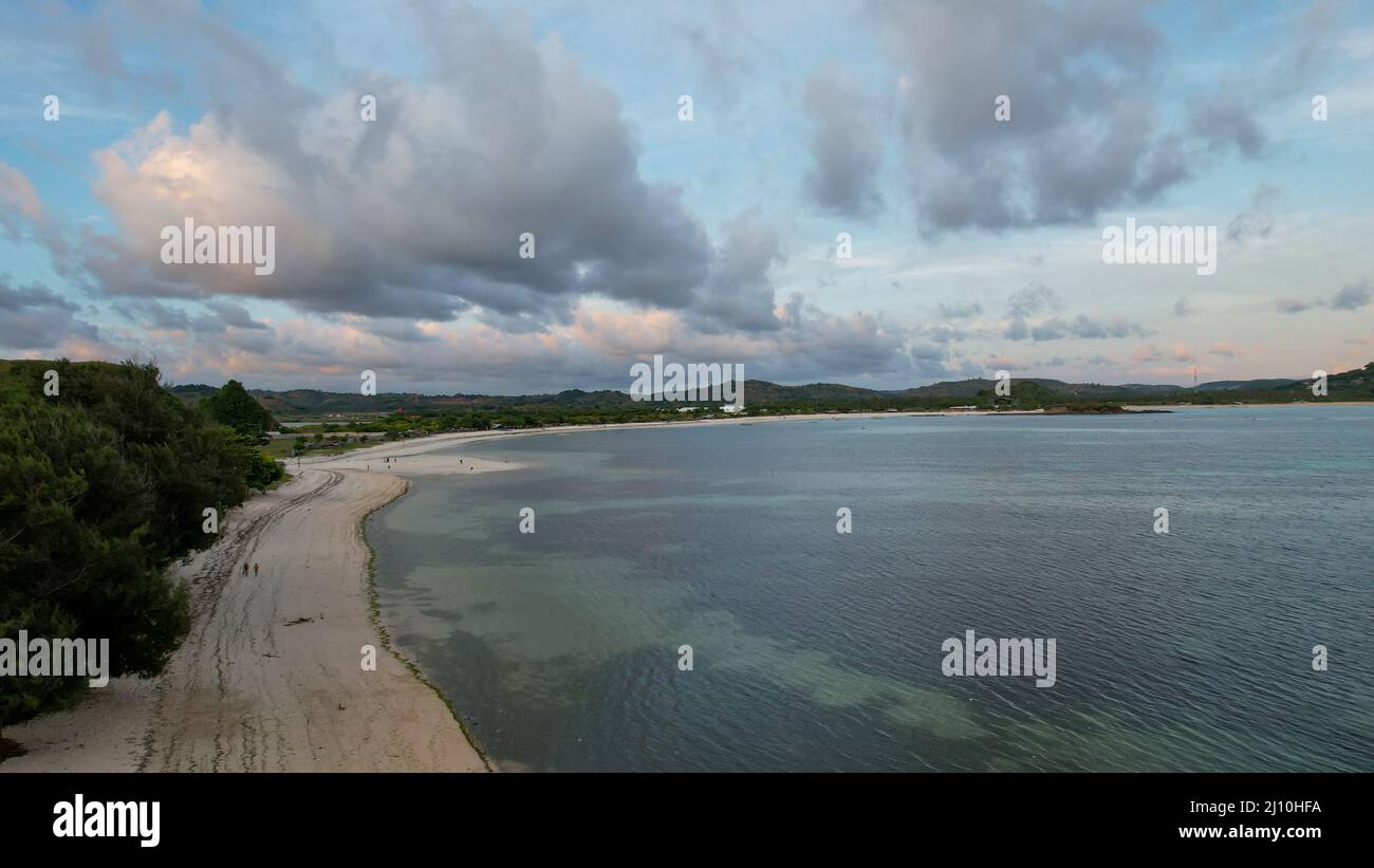 Luftaufnahme von Tanjung Aan, tropische Insel mit Sandstrand und türkisfarbenem Meer mit Wellen. Lombok. Indonesien, Mach 22, 2022 Stockfoto