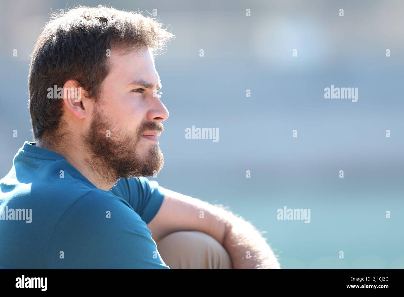 Profil eines nachdenklichen, entspannten Mannes, der die Aussicht auf einem See betrachtet Stockfoto