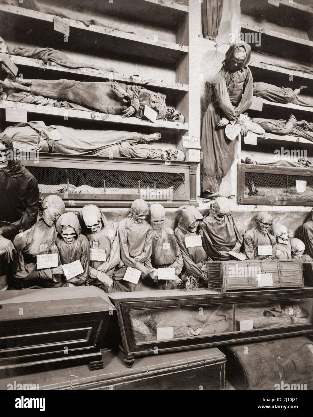 Mumifizierte Leichen von verstorbenen Mönchen in den Kapuzinerkatakomben von Palermo, Sizilien, Italien. Nach einer Arbeit des italienischen Fotografen Giuseppe Incorpora um 1895. Stockfoto